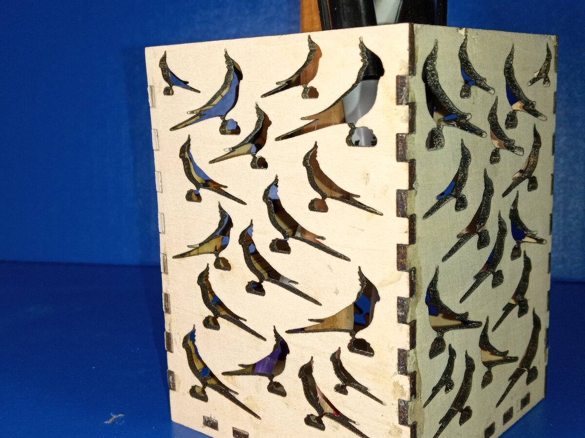 Intra απο ξύλο plywood  Χρώμα wenge 3mm-4mm πάχος - Στυλοθήκη Cockatiel, Σταθερή. Δίασταση 3x4 cm INTRAFABR-102537078