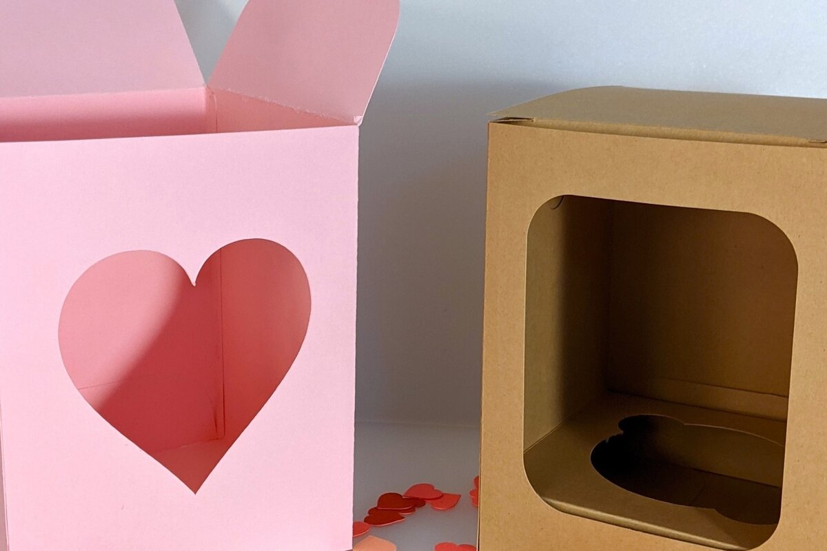 Intra απο ξύλο plywood  Χρώμα wenge 3mm-4mm πάχος - Κουτί cupcake με πρότυπο παραθύρου καρδιά Δίασταση 20x20 cm INTRAFABR-121722200