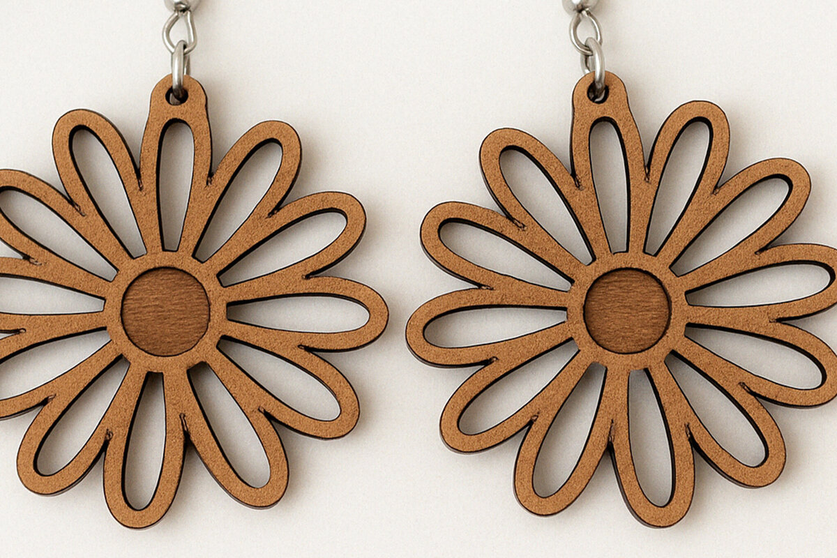 Intra απο ξύλο plywood  Χρώμα wenge 3mm-4mm πάχος - Σκουλαρίκια Daisy Flower κομμένα με λέιζερ Δίασταση 3x3 cm INTRAFABR-60528026