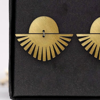 Intra απο ξύλο plywood  Χρώμα wenge 3mm-4mm πάχος - Σκουλαρίκια . Σκουλαρίκια με καρφιά. Δίασταση 3x3 cm INTRAFABR-94575632 - Image 1