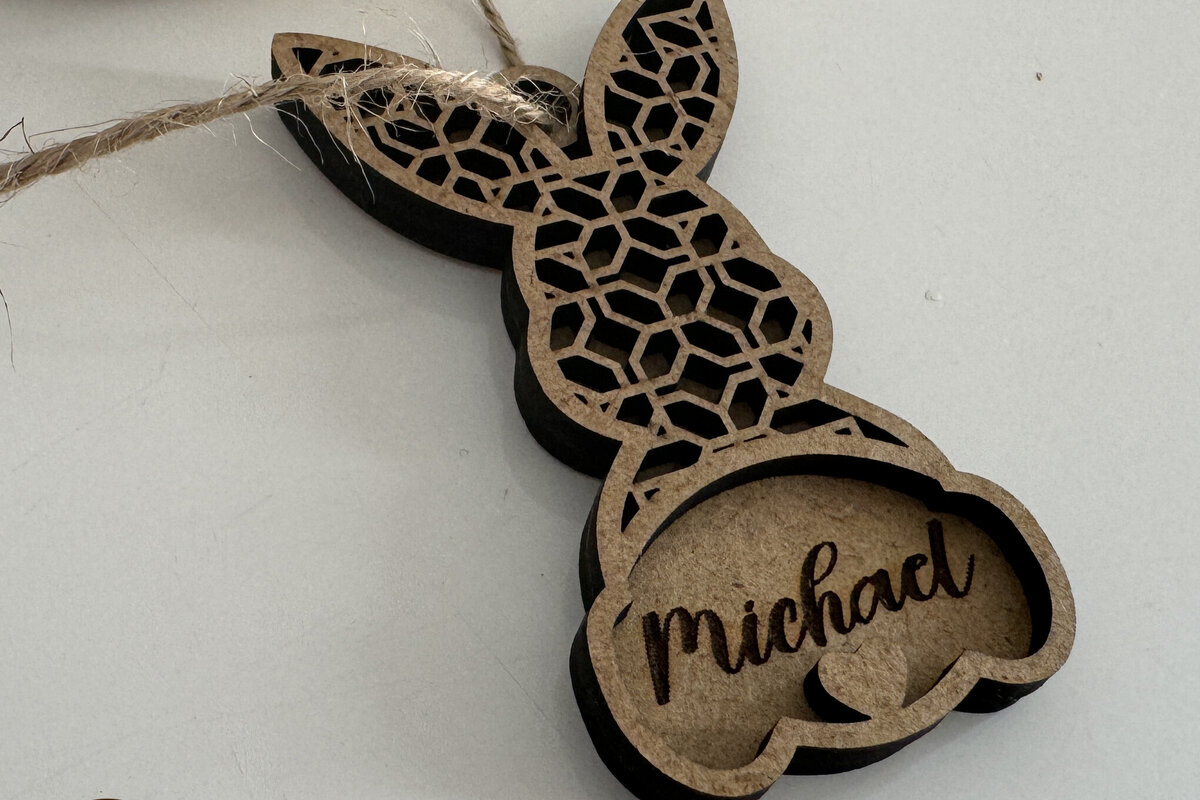 Intra απο ξύλο plywood  Χρώμα wenge 3mm-4mm πάχος - Πρότυπο ετικέτας ονόματος πασχαλινό λαγουδάκι Δίασταση 4x7 cm INTRAFABR-95251973