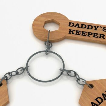 Intra απο ξύλο plywood  Χρώμα wenge 3mm-4mm πάχος - Μπρελόκ για την Ημέρα των Πατέρων Δίασταση 4x4 cm INTRAFABR-105438078 - Image 1