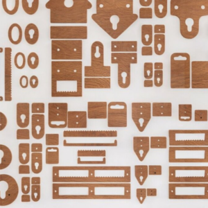 Intra απο ξύλο plywood  Χρώμα wenge 3mm-4mm πάχος - Κρεμάστρα κορνίζας Σετ 237 Δίασταση 20x25 cm INTRAFABR-107539285