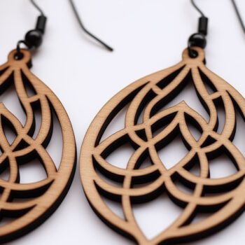 Intra απο ξύλο plywood  Χρώμα wenge 3mm-4mm πάχος - Γεωμετρικό πρότυπο ξύλινο σκουλαρίκι Δίασταση 3x3 cm INTRAFABR-99023855 - Image 1