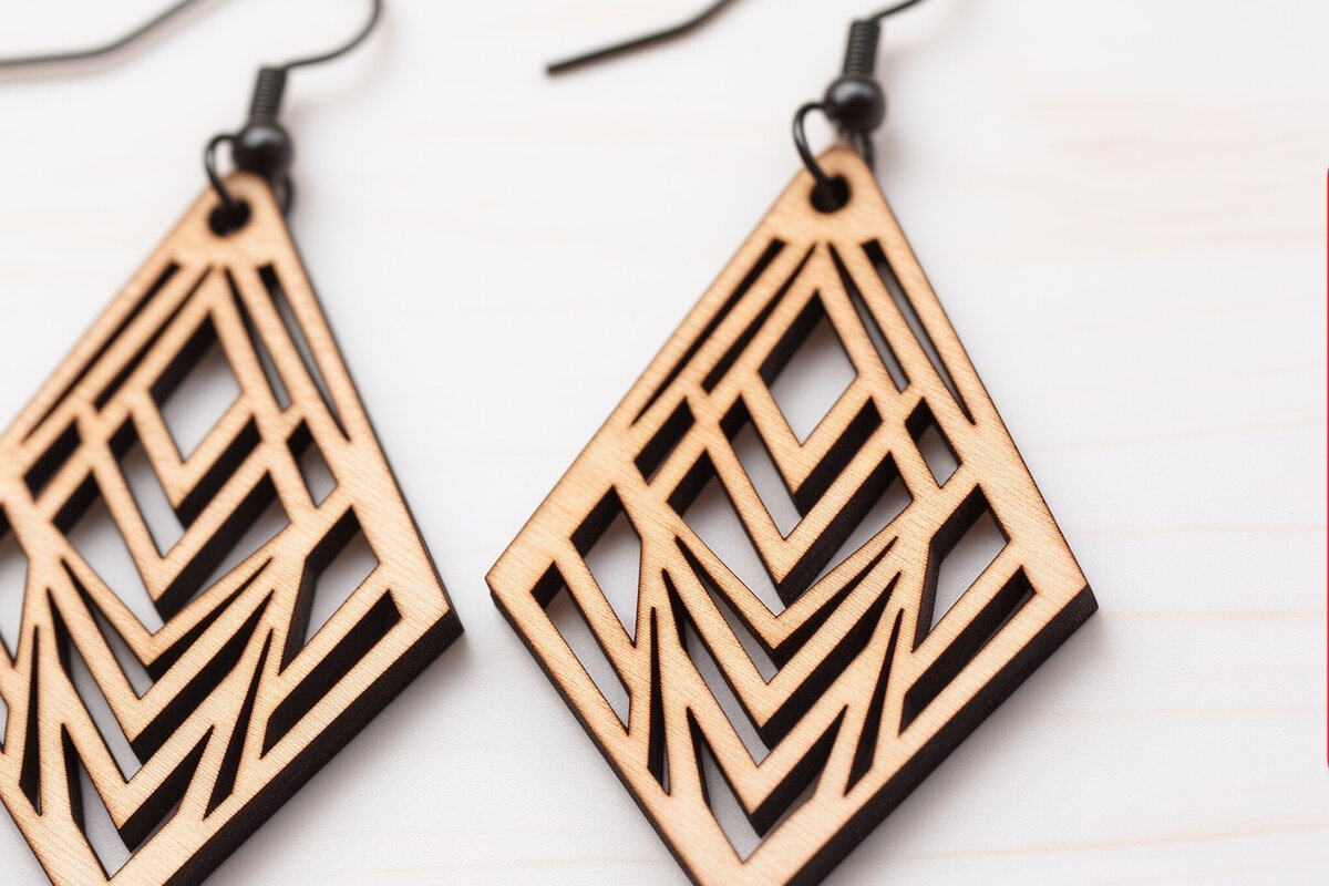 Intra απο ξύλο plywood  Χρώμα wenge 3mm-4mm πάχος - Γεωμετρικό πρότυπο ξύλινο σκουλαρίκι Δίασταση 3x3 cm INTRAFABR-109326761