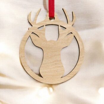 Intra απο ξύλο plywood 3mm-4mm πάχος – Κεφάλι ελαφιού με χριστουγεννιάτικο μπιχλιμπίδι με ελαφοκέρατα 10x10 cm INTRAVECTRY-MY542715 - Image 1