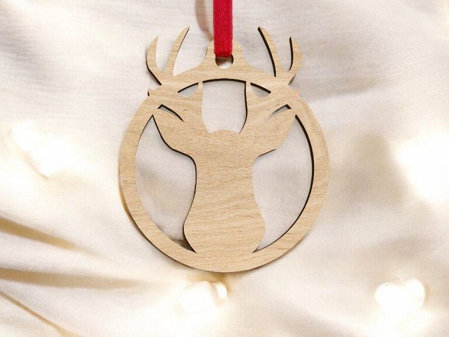 Intra απο ξύλο plywood 3mm-4mm πάχος – Κεφάλι ελαφιού με χριστουγεννιάτικο μπιχλιμπίδι με ελαφοκέρατα 40x45 cm INTRAVECTRY-MY549810