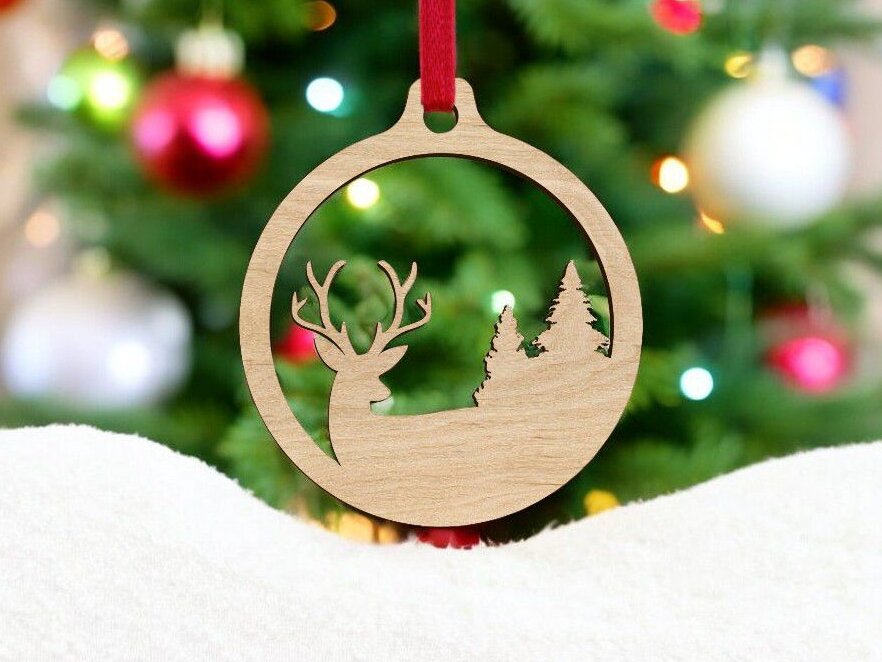 Intra απο ξύλο plywood 3mm-4mm πάχος – Στολίδι με μπάλα ελάφια με πεύκα 15x20 cm INTRAVECTRY-MY560643