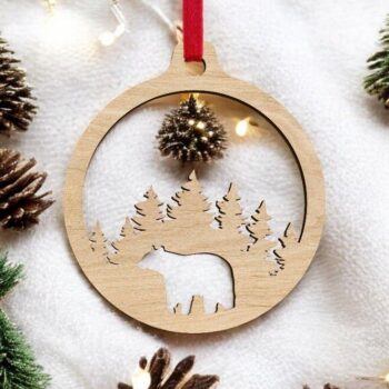 Intra απο ξύλο plywood 3mm-4mm πάχος – Bear in Woods Χριστουγεννιάτικο δέντρο μπιχλιμπίδι 20x20 cm INTRAVECTRY-MY549818 - Image 1