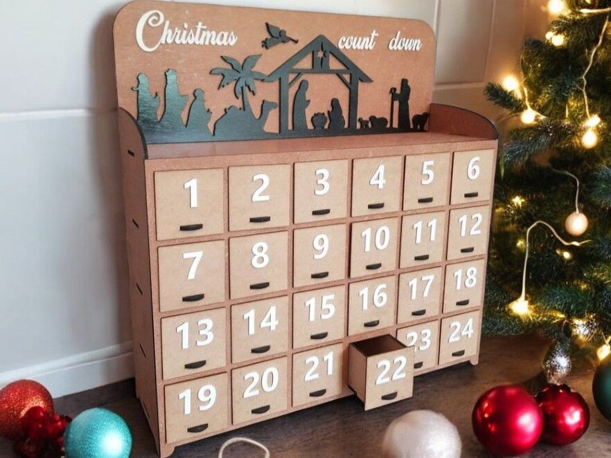 Intra απο ξύλο plywood 3mm-4mm πάχος – Ξύλινο Χριστουγεννιάτικο ημερολόγιο με συρτάρια 40x45 cm INTRAVECTRY-MY542700