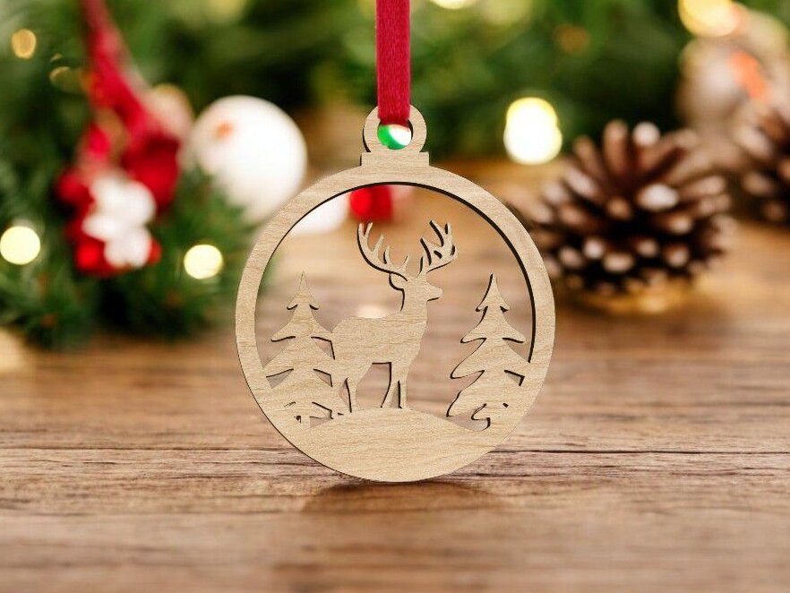 Intra απο ξύλο plywood 3mm-4mm πάχος – Χριστουγεννιάτικο δέντρο με μπιχλιμπίδι ελαφιού 25x30 cm INTRAVECTRY-MY550659