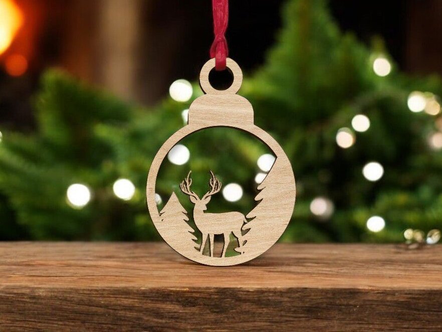 Intra απο ξύλο plywood 3mm-4mm πάχος – Μπιχλιμπίδι με χριστουγεννιάτικο δέντρο ελάφια στο δάσος 25x30 cm INTRAVECTRY-MY549881