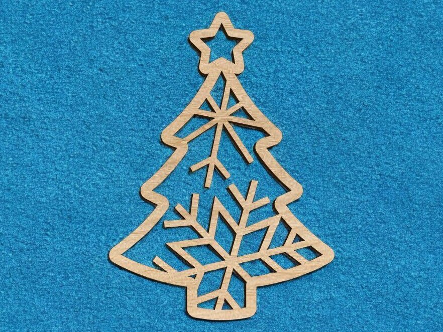 Intra απο ξύλο plywood 3mm-4mm πάχος – Χριστουγεννιάτικο δέντρο με αστέρια με στολίδι από νιφάδα χιονιού 40x45 cm INTRAVECTRY-MY559668
