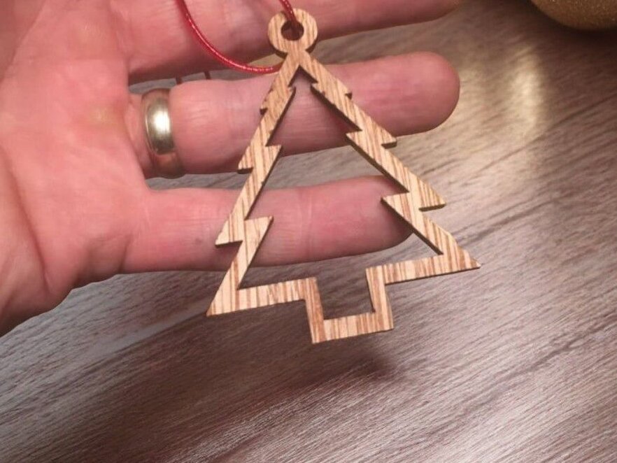 Intra απο ξύλο plywood 3mm-4mm πάχος – Κρεμαστό χριστουγεννιάτικο δέντρο 35x40 cm INTRAVECTRY-MY551955