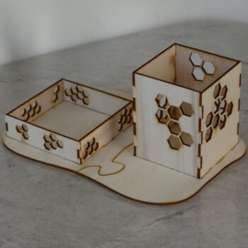 Intra απο ξύλο plywood 3mm-4mm πάχος – Κολλητική σημείωση κηρήθρας με μολυβοθήκη 15x15 cm INTRAVECTRY-MY552186 - Image 1