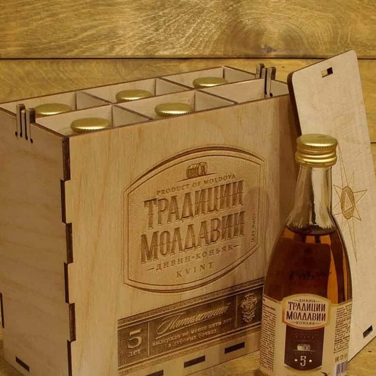 Intra απο ξύλο plywood 3mm-4mm πάχος – Χαραγμένο κουτί συσκευασίας για έξι μπουκάλια κονιάκ της Μολδαβίας 12x15 cm INTRAVECTRY-MY546205