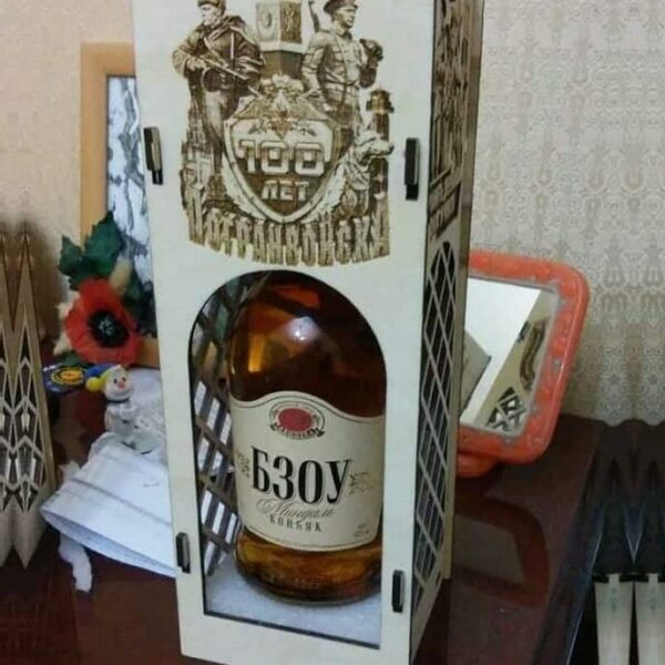 1759012390_wine-box-with-russian-revolution-engraving-_1