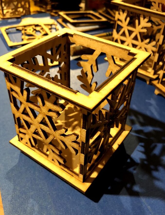 Intra απο ξύλο plywood 3mm-4mm πάχος – Κηροπήγιο αναθηματικών νιφάδων χιονιού 40x45 cm INTRAVECTRY-MY544729