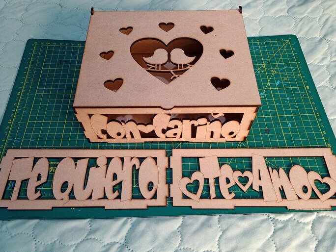 Intra απο ξύλο plywood 3mm-4mm πάχος – Κουτί δώρου αγάπης με αρθρωτό καπάκι 25x25 cm INTRAVECTRY-MY556781