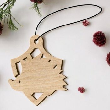 Intra απο ξύλο plywood 3mm-4mm πάχος – Χριστουγεννιάτικο μενταγιόν σκαντζόχοιρος 20x25 cm INTRAVECTRY-MY545067 - Image 2