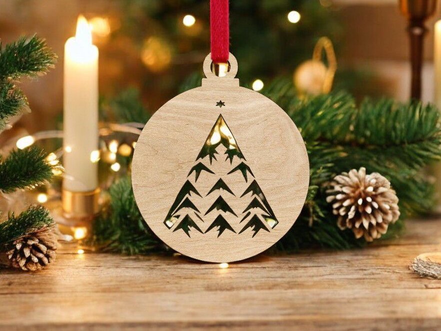 Intra απο ξύλο plywood 3mm-4mm πάχος – Χριστουγεννιάτικο δέντρο με μπάλα στολίδι 25x30 cm INTRAVECTRY-MY550644