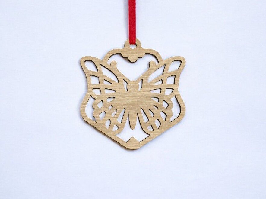 Intra απο ξύλο plywood 3mm-4mm πάχος – Διακοσμητικό χριστουγεννιάτικο δέντρο με μπιχλιμπίδι πεταλούδας 25x30 cm INTRAVECTRY-MY550657