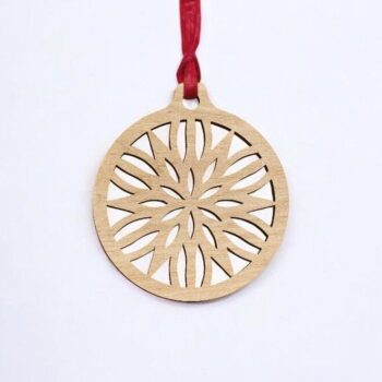 Intra απο ξύλο plywood 3mm-4mm πάχος – Χριστουγεννιάτικο μπιχλιμπίδι με λουλουδάτο μοτίβο 15x15 cm INTRAVECTRY-MY550046 - Image 2