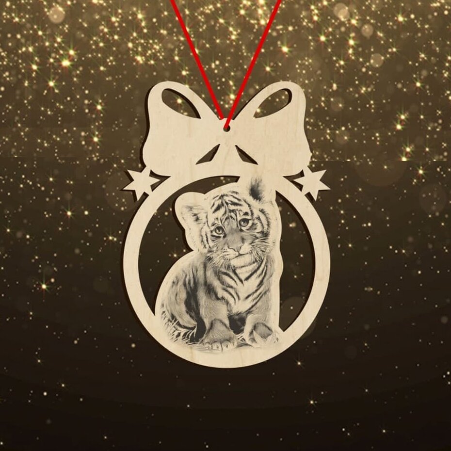 Intra απο ξύλο plywood 3mm-4mm πάχος – Χαριτωμένο Tiger Cub σε Χριστουγεννιάτικη Κρεμαστή Μπάλα 25x25 cm INTRAVECTRY-MY547970