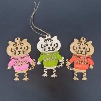 Intra απο ξύλο plywood 3mm-4mm πάχος – Τίγρη σε πουλόβερ Πρωτοχρονιάτικο στολίδι ξύλο 20x20 cm INTRAVECTRY-MY548828 - Image 1