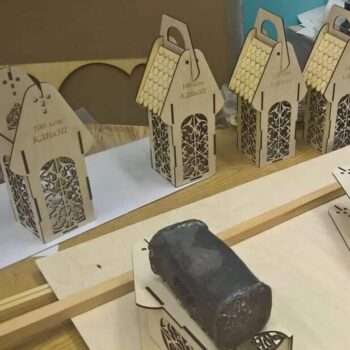 Intra απο ξύλο plywood 3mm-4mm πάχος – Κουτί μεταφοράς κρασιού σε σχήμα σπιτιού με μονή φιάλη με ξύλο μοτίβου αποκοπής 40x45 cm INTRAVECTRY-MY561201 - Image 1