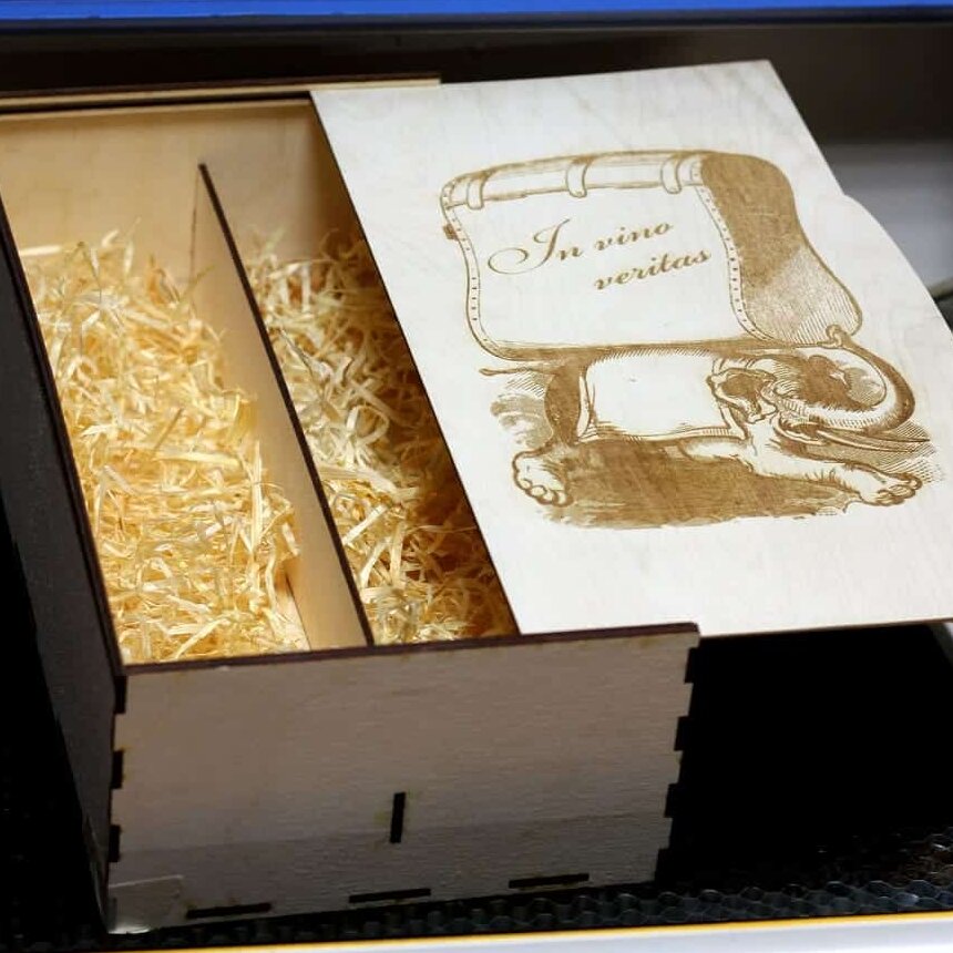 Intra απο ξύλο plywood 3mm-4mm πάχος – Εγχάρακτο In Vino Veritas ξύλο τμηματικού κουτιού κρασιού δύο μπουκαλιών 15x20 cm INTRAVECTRY-MY546222