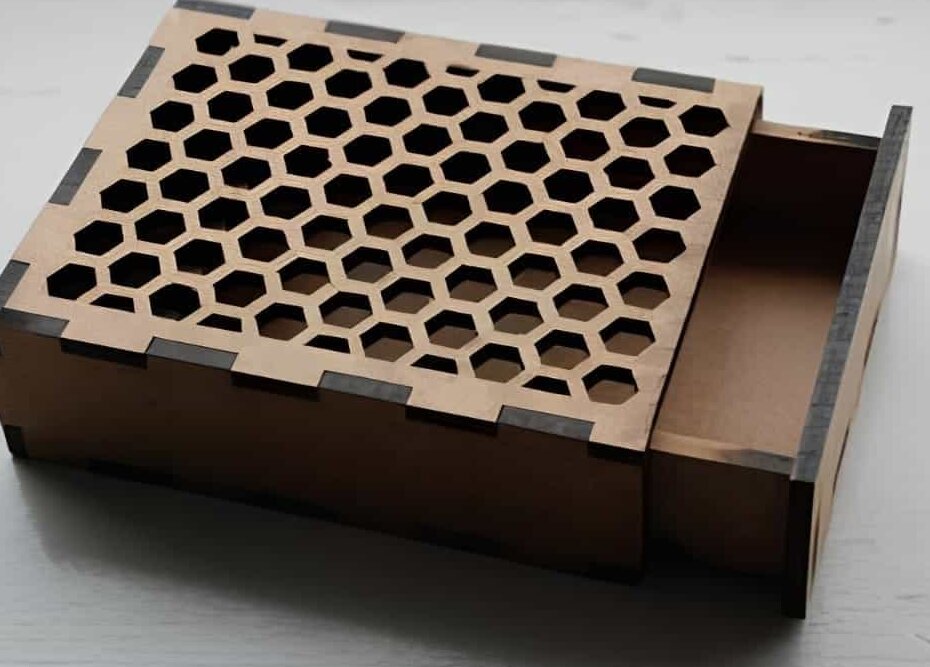 Intra απο ξύλο plywood 3mm-4mm πάχος – Συρόμενο κουτί με ξύλο μοτίβου κηρήθρας 50x60 cm INTRAVECTRY-MY546233