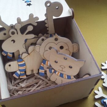 Intra απο ξύλο plywood 3mm-4mm πάχος – Κορδέλα Χριστουγεννιάτικο Δέντρο Κουτί δώρου με κρεμαστά παιχνίδια και ξύλο νιφάδων χιονιού 15x15 cm INTRAVECTRY-MY555974 - Image 1