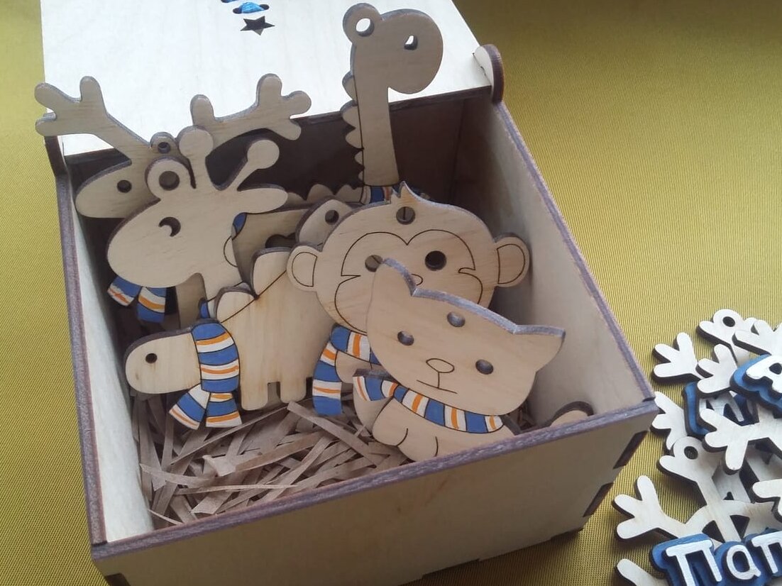 Intra απο ξύλο plywood 3mm-4mm πάχος – Κορδέλα Χριστουγεννιάτικο Δέντρο Κουτί δώρου με κρεμαστά παιχνίδια και ξύλο νιφάδων χιονιού 20x20 cm INTRAVECTRY-MY559009