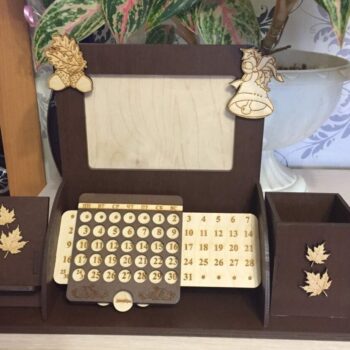 Intra απο ξύλο plywood 3mm-4mm πάχος – Οργανωτής γραφείου με κορνίζα φωτογραφιών διαρκούς ημερολογίου και ξύλο θήκης κινητού 15x20 cm INTRAVECTRY-MY558501 - Image 1