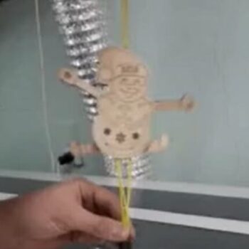 Intra απο ξύλο plywood 3mm-4mm πάχος – ξύλο Χριστουγεννιάτικου Στολίδι Κουνώντας Χιονάνθρωπος 25x30 cm INTRAVECTRY-MY558872 - Image 1