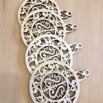 Intra απο ξύλο plywood 3mm-4mm πάχος – Χριστουγεννιάτικη Κρεμαστή Μπάλα με φλοράλ κομμένο σχέδιο 10x10 cm INTRAVECTRY-MY547851 - Image 1