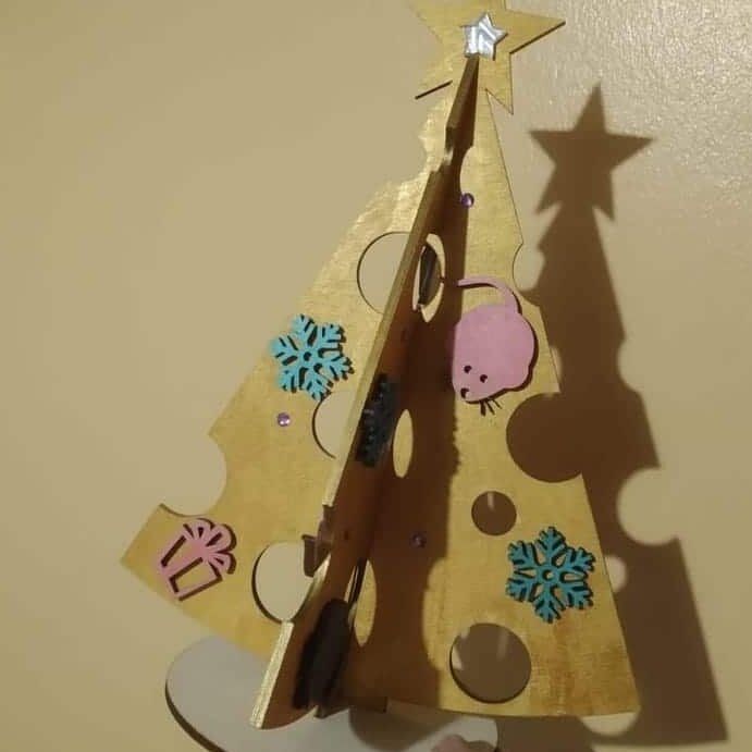 Intra απο ξύλο plywood 3mm-4mm πάχος – Μίνι διακοσμητικό χριστουγεννιάτικο δέντρο με ξύλο με ποντίκι και νιφάδες χιονιού 30x30 cm INTRAVECTRY-MY559001