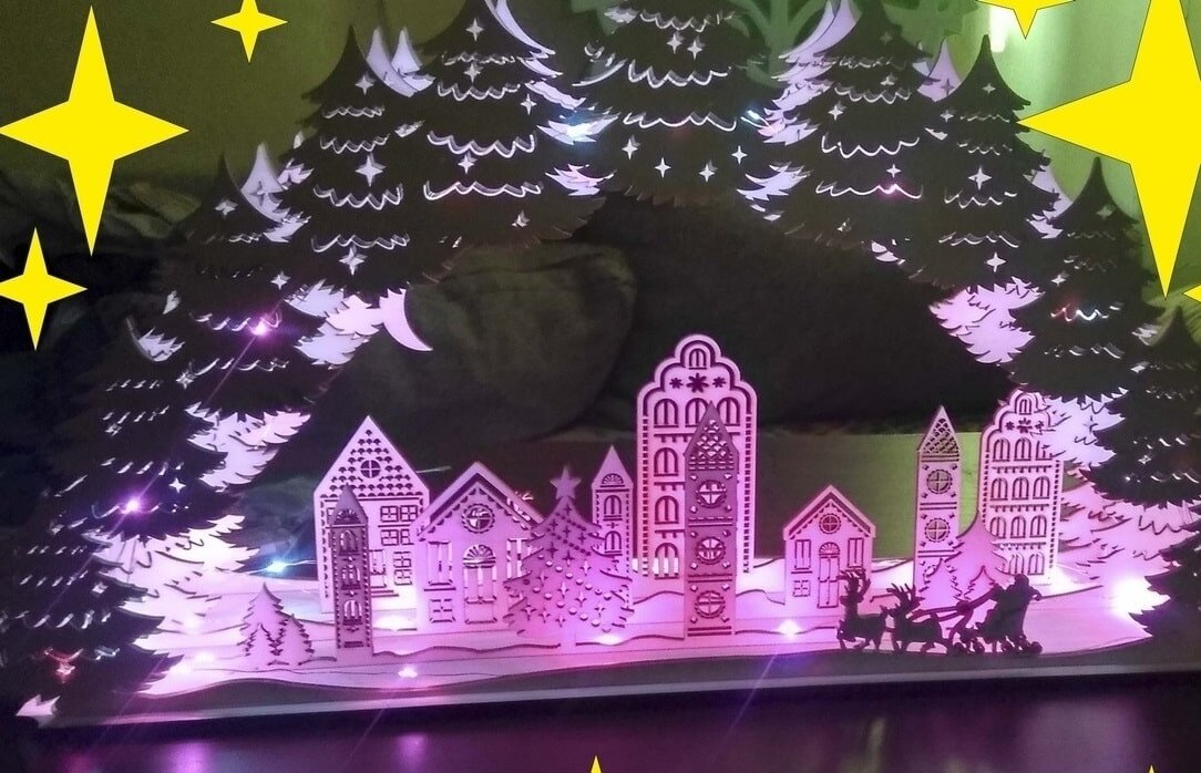 Intra απο ξύλο plywood 3mm-4mm πάχος – ξύλο Χριστουγεννιάτικου Χωριού Νυχτερινό Φωτιστικό Διακόσμηση 20x25 cm INTRAVECTRY-MY559025