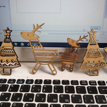 Intra απο ξύλο plywood 3mm-4mm πάχος – ξύλο Ελαφιών με Χριστουγεννιάτικο Δέντρο Ξύλινα Διακοσμητικά ξύλου 25x30 cm INTRAVECTRY-MY547962 - Image 1