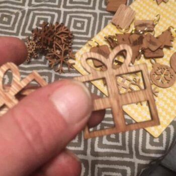 Intra απο ξύλο plywood 3mm-4mm πάχος – Κουτί δώρου Χριστουγεννιάτικο δέντρο στολίδι 35x40 cm INTRAVECTRY-MY550295 - Image 1