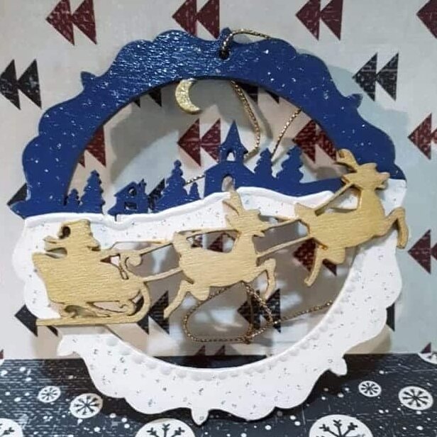 Intra απο ξύλο plywood 3mm-4mm πάχος – Το έλκηθρο του Αϊ-Βασίλη που πετάει στο Διακοσμητικό ξύλο με κρεμαστά μπάλες του Winter Village 15x20 cm INTRAVECTRY-MY555856