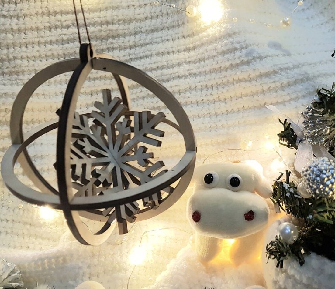 Intra απο ξύλο plywood 3mm-4mm πάχος – Χριστουγεννιάτικο Διακοσμητικό ξύλο με μπάλα χιονιού 20x25 cm INTRAVECTRY-MY556074