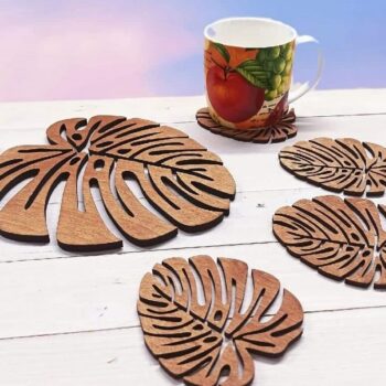 Intra απο ξύλο plywood 3mm-4mm πάχος – Ξύλινο σουβέρ με σχέδιο φύλλων Monstera για λίμα κούπες καφέ 45x50 cm INTRAVECTRY-MY557745 - Image 1