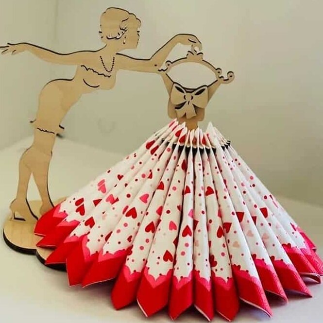 Intra απο ξύλο plywood 3mm-4mm πάχος – Lady Holding Φόρεμα Skater με παπιγιόν σε ξύλο θήκης χαρτοπετσέτας κρεμάστρας 12x15 cm INTRAVECTRY-MY551339