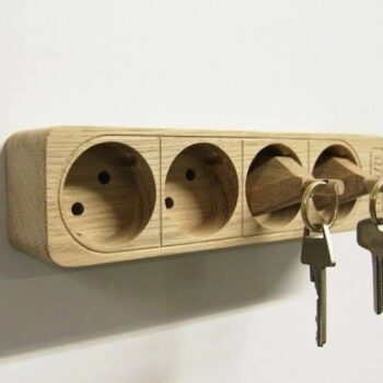 Intra απο ξύλο plywood 3mm-4mm πάχος – Ξύλινη θήκη κλειδιού πολύπριζου με ξύλο μπρελόκ με πρίζα 20x25 cm INTRAVECTRY-MY556340 - Image 1