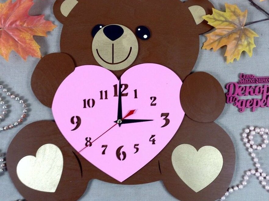 Intra απο ξύλο plywood 3mm-4mm πάχος – Χαριτωμένο ρολόι καρδιάς που κρατά αρκούδα με λίμα βάσης 25x25 cm INTRAVECTRY-MY557625