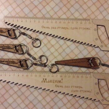 Intra απο ξύλο plywood 3mm-4mm πάχος – Χάρακας σε σχήμα πριονιού και ξύλο μπρελόκ 15x20 cm INTRAVECTRY-MY554932 - Image 1