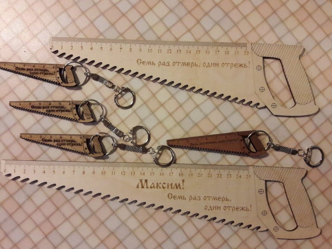 Intra απο ξύλο plywood 3mm-4mm πάχος – Χάρακας σε σχήμα πριονιού και ξύλο μπρελόκ 15x20 cm INTRAVECTRY-MY554932