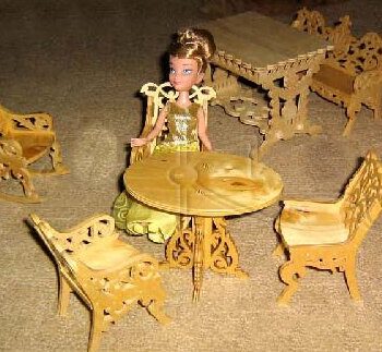 Intra απο ξύλο plywood 3mm-4mm πάχος – Μινιατούρα Ξύλινο Τραπέζι και Καρέκλα με Scroll Saw ξύλο Μοτίβου 30x35 cm INTRAVECTRY-MY555513 - Image 1